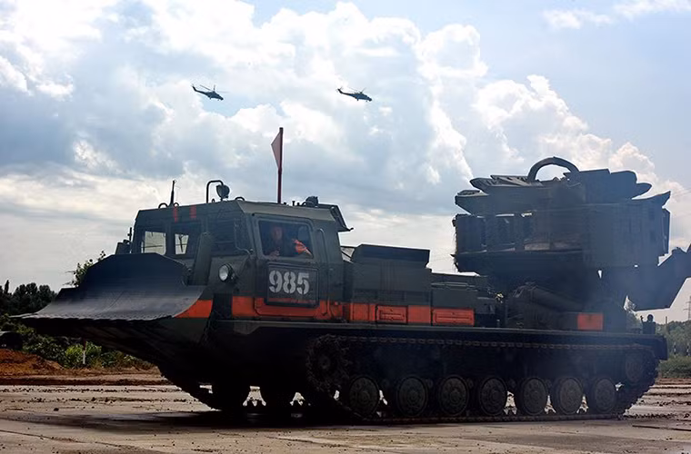 Giống như nhiều hội thao quân sự khác được Quân đội Nga tổ chức từ đầu năm cho tới nay, "Engineering formula" là sân chơi giúp các đơn vị công binh Nga rèn luyện khả năng sử dụng các trang thiết bị quân sự có trong trang bị của mình. Bên cạnh đó các hội thao này còn giúp Nga chọn ra được đại diện tham gia Army Games 2016. Nguồn ảnh: Bộ Quốc phòng Nga