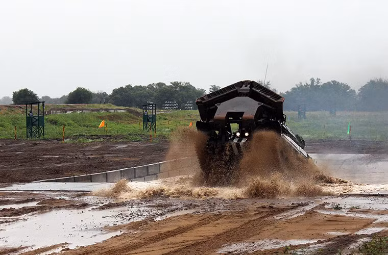 Một dòng xe công binh khác khá quen thuộc của Quân đội Nga là IMR-2 cũng tham gia hội thao lần này, mẫu xe công binh này cũng đang được binh chủng công binh Việt Nam sử dụng. Nguồn ảnh: Bộ Quốc phòng Nga