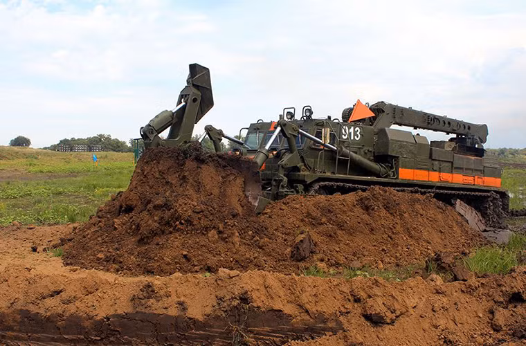 MDK-3 có trọng lượng gần 40 tấn nó được trang bị sẵn một lưỡi ủi cỡ lớn và một cần cẩu có tải trọng 2 tấn với kíp vận hành có thể lên đến 8 người. Nguồn ảnh: Bộ Quốc phòng Nga