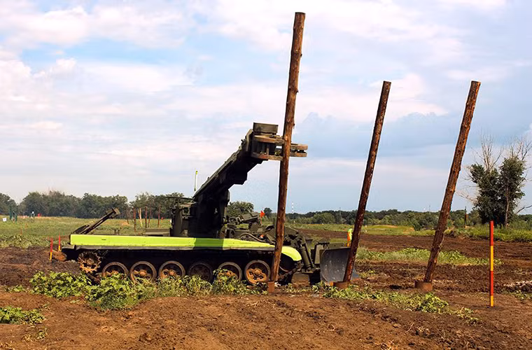 Có kích cỡ nhỏ hơn BAT-2 nhưng IMR-2 lại có trọng lượng lên đến hơn 44 tấn, nó cũng được trang bị lưỡi ủi cỡ lớn và một cần cẩu có tải trọng 2 tấn. Tuy nhiên IMR-2 có thiết kế nhỏ gọn hơn và chỉ cần 2 người để vận hành. Nguồn ảnh: Bộ Quốc phòng Nga