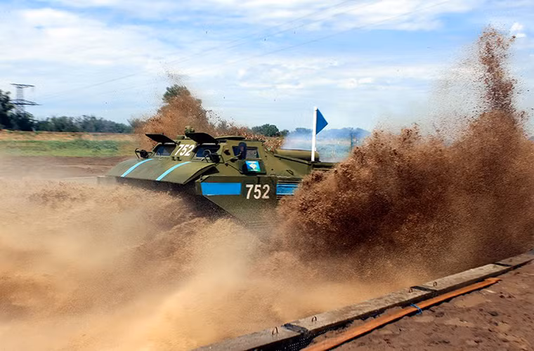 Khoảng khắc chiếc PTS vượt qua chướng ngại vật nước. Nguồn ảnh: Bộ Quốc phòng Nga