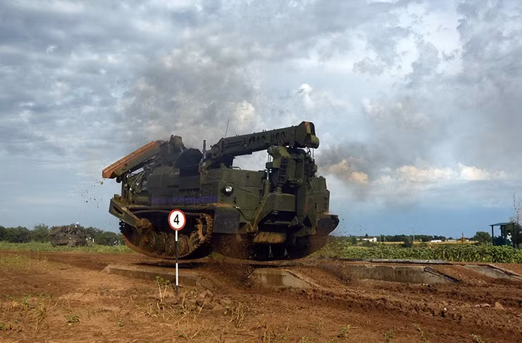 Một mẫu phương tiện cơ giới công binh khác cũng sử dụng khung gầm MTT là BAT-2, cả BAT-2 và MDK-3 đều được phát triển từ thời Liên Xô nhưng vẫn được Quân đội Nga sử dụng cho tới tận ngày nay. Nguồn ảnh: Bộ Quốc phòng Nga