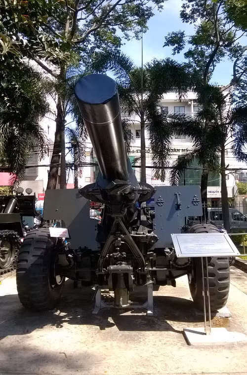 Lựu pháo M114 155mm có trọng lượng khi hành quân 5,8 tấn và khi chiến đấu là 5,6 tấn, nó có tầm bắn tối đa chỉ đạt 14,6km nhỉnh hơn một chút so với M101 với tốc độ bắn tầm 4 phát/phút. Dù sở hữu cỡ nòng lớn hơn nhưng M114 không bắn xa hơn pháo nòng dài M46 của QĐND Việt Nam.