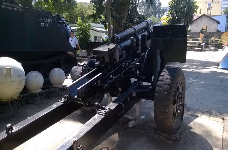 Lựu pháo M101105mm có trọng lượng khoảng hơn 2.2 tấn và có tầm bắn tối đa là hơn 11km. Theo ước tính, từ Chiến tranh Thế giới thứ II cho tới nay đã có 10.200 khẩu M101 được chế tạo và phục vụ tại hơn 50 quốc gia và vùng lãnh thổ trên toàn thế giới.