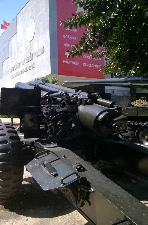 Bên cạnh M101 là một khẩu lựu pháo M114 155mm, cả hai loại lựu pháo này đều được quân và dân miền Nam sử dụng hiệu quả trong chiến dịch phản công biên giới Tây-Nam.