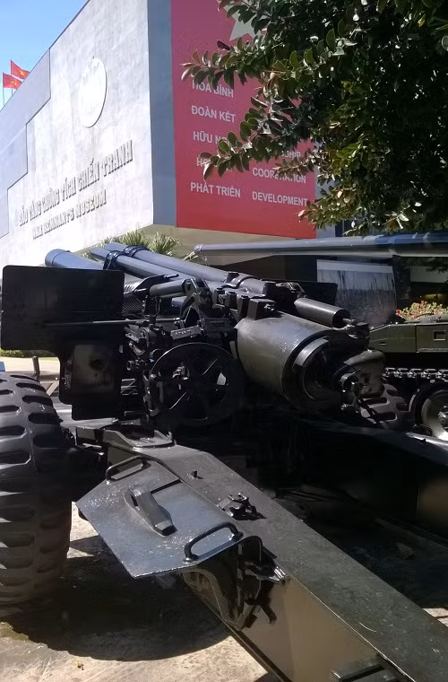 Bên cạnh M101 là một khẩu lựu pháo M114 155mm, cả hai loại lựu pháo này đều được quân và dân miền Nam sử dụng hiệu quả trong chiến dịch phản công biên giới Tây-Nam.