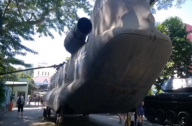 Một chiếc CH-47 có thể chở theo tối đa tới 55 binh sĩ hoặc 12.7 tấn hàng hóa trang bị các loại, bên cạnh đó nó cũng được vũ trang với các loại súng máy hạng nhẹ ở hai bên thân hoặc sau đuôi trực thăng.