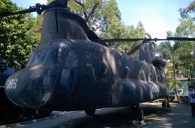 Trong ảnh là chiếc trực thăng vận tải hạng nặng CH-47 Chinook do hãng Boeing Mỹ sản xuất. CH-47 được Quân đội Mỹ sử dụng như phương tiện chính để vận chuyển các loại trang thiết bị quân sự đạn dược và binh sĩ lên các cứ điểm phòng thủ trên cao bị cô lập trong Chiến tranh Việt Nam.