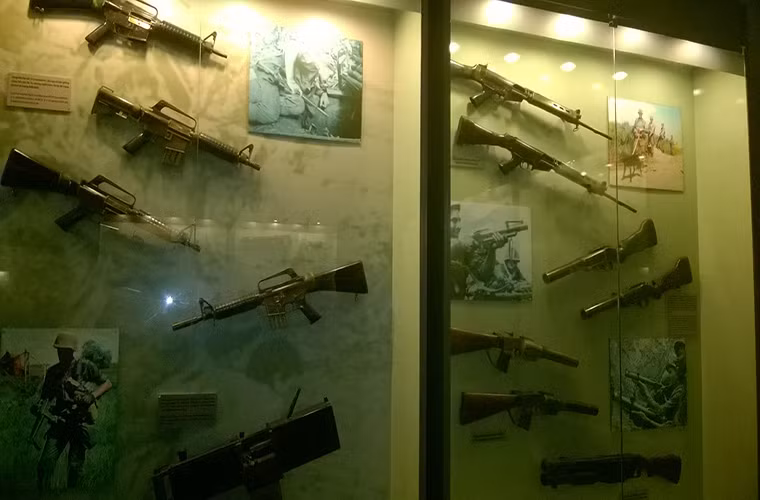 Bên trong khu trưng bày trong nhà của Bảo tàng Chứng tích Chiến tranh là nơi trưng bày hàng nghìn tư liệu, hình ảnh và các hiện vật trong suốt hai cuộc kháng chiến chống của dân tộc. Trong ảnh là một số loại vũ khí được Đế quốc Mỹ và các nước chư hầu sử dụng trong Chiến tranh Việt Nam.