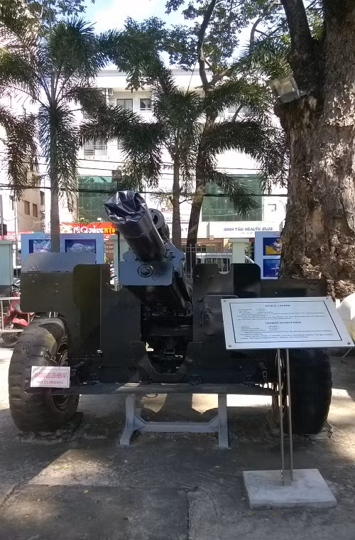 Trong ảnh là lựu pháo M101 cỡ 105mm do Mỹ chế tạo được đưa vào sản xuất hàng loạt từ năm 1941, nó là mẫu pháo tiêu chuẩn trong Quân đội Mỹ trong suốt khoảng thời gian dài. Dù đã lỗi thời so với các mẫu pháo hiện đại ngày nay nhưng M101105mm vẫn có trong biên chế Quân đội Nhân dân Việt Nam với các biến thể nâng cấp khác nhau.