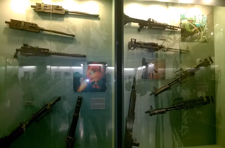 Trong ảnh là các loại súng máy được trang bị phổ biến của Quân đội Mỹ trong Chiến tranh Việt Nam như M60, M1919 Browning và M134 Minigun.