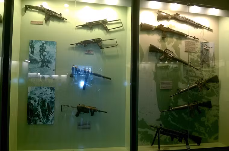 Bên cạnh đó còn các loại súng bộ binh như M14, M16, Uzi, Madsen M-50 và M3 cùng nhiều loại súng bộ binh khác.