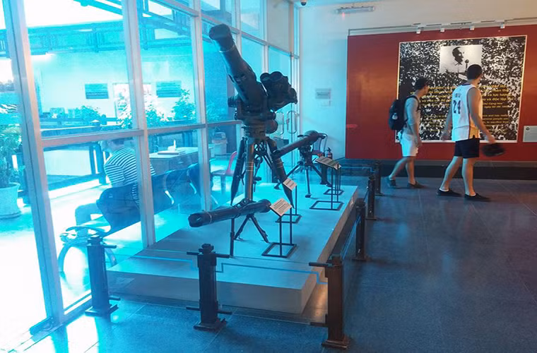 Từ những năm 1970 cho tới nay, đã có hơn 500.000 quả tên lửa TOW được chế tạo tại nhiều quốc gia khác nhau trên thế giới, trong đó biến thể TOW được sử dụng tại Chiến tranh Việt Nam có trọng lượng khoảng 19kg và được trang bị một đầu đạn gần 4kg đủ khả năng phá hủy các xe tăng hoặc xe bọc thép do Liên Xô chế tạo lúc đó.