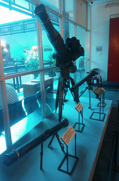 Tại Bảo tàng Chứng tích Chiến tranh cũng lưu giữ một hiện vật khác đặc biệt là tên lửa chống tăng có điều khiển BGM-71 TOW do Quân đội Mỹ phát triển từ đầu những năm 1970 và Chiến trường Việt Nam là nơi đầu tiên Mỹ thử nghiệm loại vũ khí này. Loại tên lửa chống tăng này đã gây thiệt hại đáng kể cho lực lượng tăng thiết giáp của ta trong những năm 1970.