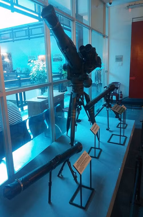 Tại Bảo tàng Chứng tích Chiến tranh cũng lưu giữ một hiện vật khác đặc biệt là tên lửa chống tăng có điều khiển BGM-71 TOW do Quân đội Mỹ phát triển từ đầu những năm 1970 và Chiến trường Việt Nam là nơi đầu tiên Mỹ thử nghiệm loại vũ khí này. Loại tên lửa chống tăng này đã gây thiệt hại đáng kể cho lực lượng tăng thiết giáp của ta trong những năm 1970.