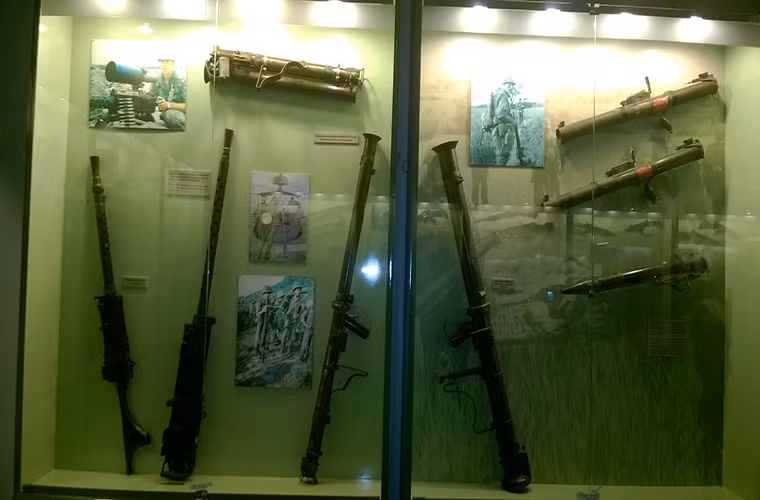 Về mặt trang bị binh lính Mỹ luôn được trang bị vũ khí tốt hơn hẳn quân giải phóng hay bộ đội chủ lực của ta, nhưng nhờ cách đánh sáng tạo và mưu trí quân và dân ta đã đánh bại và vô hiệu hóa hàng loạt vũ khí tối tân nhất mà Mỹ sử dụng tại Việt Nam.