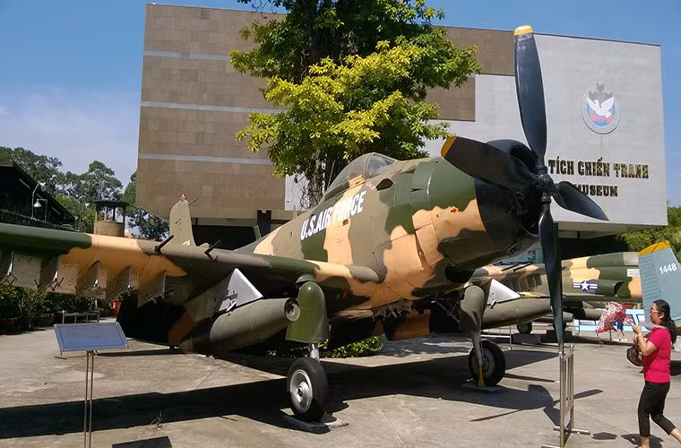 Những chiếc A-1 là một phần trong kho vũ khí khủng lồ mà quân đội Sài Gòn bỏ lại sau đại thắng mùa xuân 30/4/1975 của quân và dân ta. Và trong chiến dịch phản công biên giới Tây-Nam quân và dân miền Nam đã sử dụng hiệu quả số vũ khí này để đánh bại quân Khmer Đỏ cũng như giải phóng đất nước Campuchia khỏi nạn diệt chủng.