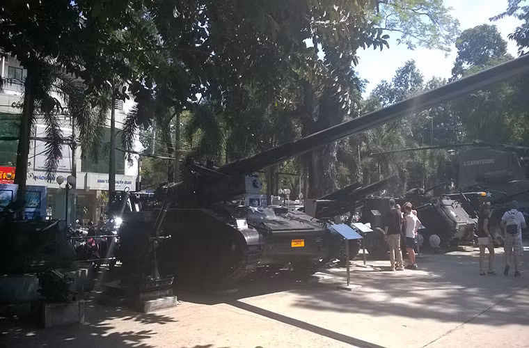 Bảo tàng Chứng tích Chiến tranh còn trưng bày loại vũ khí mang tính biểu tượng của Đế quốc Mỹ trong Chiến tranh Việt Nam là pháo tự hành M107 175mm, nó còn được mệnh danh là “vua chiến trường” với sức mạnh hỏa lực áp đảo nhưng lại bị đánh giá là kém cơ động.