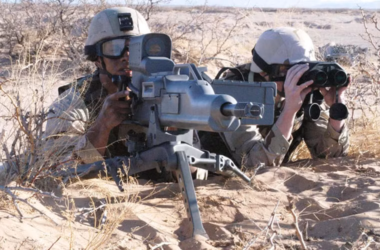 Trong danh sách của Lolwot cũng có cả mẫu súng máy hạng nặng tương lai XM307 ACSW sử dụng đạn 25mm do General Dynamics phát triển. Dù sở hữu sức mạnh hỏa lực vượt trội nhưng chi phí dành cho XM307 quá tốn kém để có thể trang bị hàng loạt. Dòng súng máy tương lai này có tốc độ bắn chỉ 250 viên/phút nhưng lại có tầm bắn hiệu quả 2.000m.