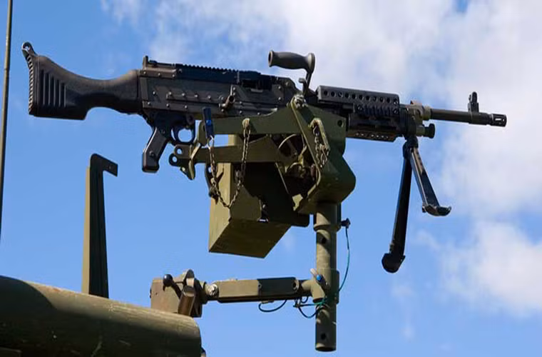 Về thiết kế M240 không có nhiều điểm nổi bật như MG4, nhưng trong giai đoạn đầu những năm 1980 nó là lại thứ vũ khí đáng sợ trên chiến trường, với tốc độ bắn lên đến 950 viên/phút cùng tầm bắn hiệu quả 1.100m.