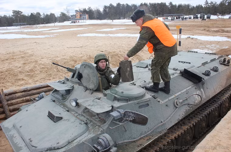 MT-LB là mẫu xe bọc thép tiêu chuẩn được trang bị cho hầu hết các đơn vị cơ giới của Quân đội Nga nhất là các đơn vị bộ binh cơ giới. Nó được phát triển và đưa vào trang bị từ thời Liên Xô, MT-LB được thiết kế thành khá nhiều biến thể khác nhau và hầu hết trong số đó chỉ đóng vai trò hậu cần và kỹ thuật.