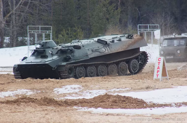 Một biến thể MT-LB tiêu chuẩn chỉ được trang bị một súng máy PKT 7.62mm và vị trí giáp dày nhất trên thân xe chỉ tầm 14mm đủ khả năng chống lại các loại súng bộ binh hạng nhẹ. Dù có chiều dài chỉ hơn 6.4m và rộng gần 2.9m nhưng MT-LB có thể mang theo tới 13 binh sĩ kể cả kíp xe 2 người.