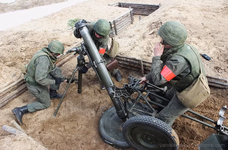 Nhằm tăng tính cơ động 2S12 Sani cũng được trang bị thêm hai bánh xe kéo giúp kíp chiến đấu thu hồi và di chuyển nó dễ dàng hơn.