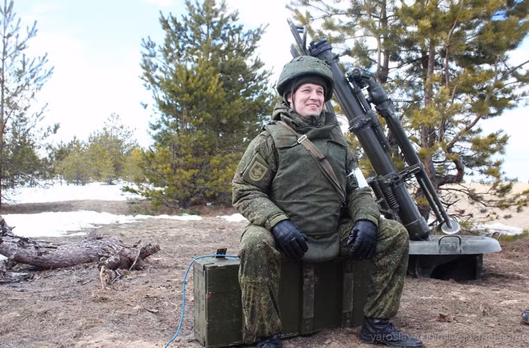 Hình ảnh chỉ huy tổ đội cối 2S12 Sani ngồi thư giãn sau khi kết thúc đợt huấn luyện.