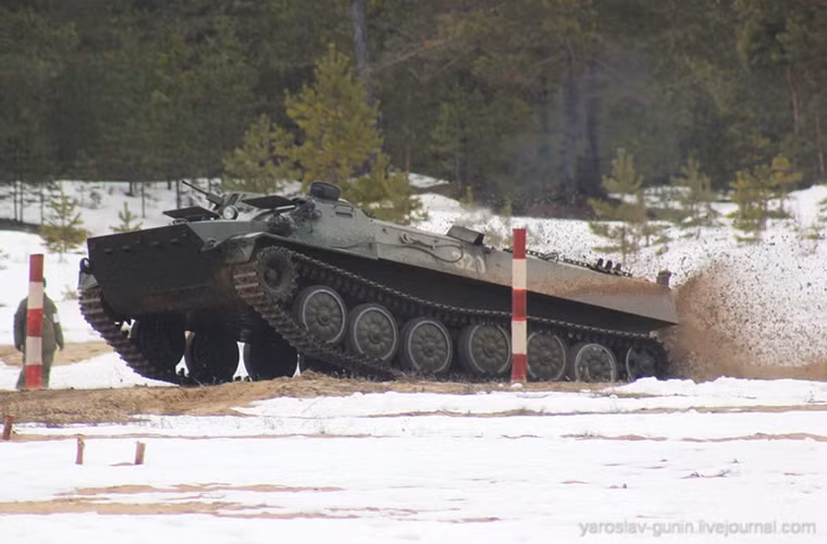 Và nó cũng khá nổi tiếng trong các đơn bị pháo binh Nga, với hàng loạt các biến thể khác nhau như radar mặt đất SNAR-10 "Jaguar" hoặc các biến thể được trang bị cối 120mm.