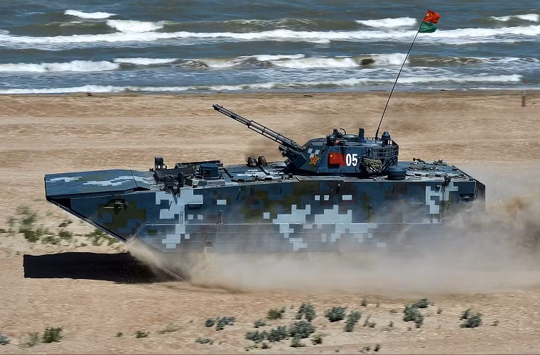 Với động cơ diesel 550 mã lực ZBD-05 có tốc độ di chuyển tối đa trên bộ lên đến 65km/h khá nhanh đối với một chiếc xe bọc thép nặng 26 tấn.