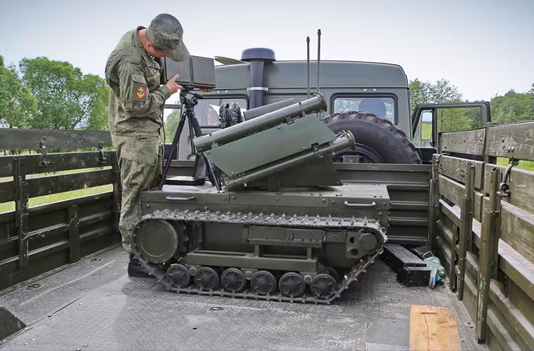 Sau vài phút nó đã nằm gọn trong thùng xe của chiếc Ural.