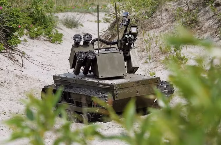 Với khung gầm bánh xích, robot Platform-M có thể hoạt động ở nhiều loại địa hình khác nhau hoặc vượt các vật cản nhỏ. Để bảo vệ nó trước các loại vũ khí bộ binh của đối phương mẫu robot này được trang bị hệ thống giáp bảo vệ đa lớp với lớp giáp chính bên ngoài là thép.