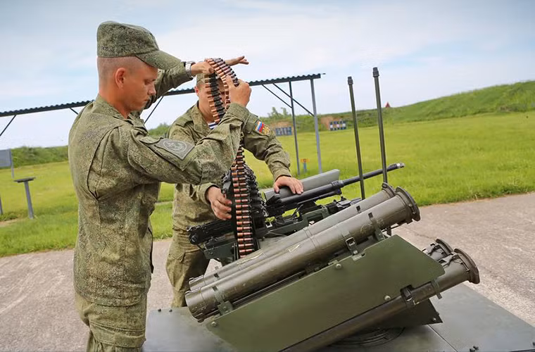 Trong ảnh là một binh sĩ Nga đang nạp dây đạn cho một chiếc Platform-M trong đợt huấn luyện chiến thuật.