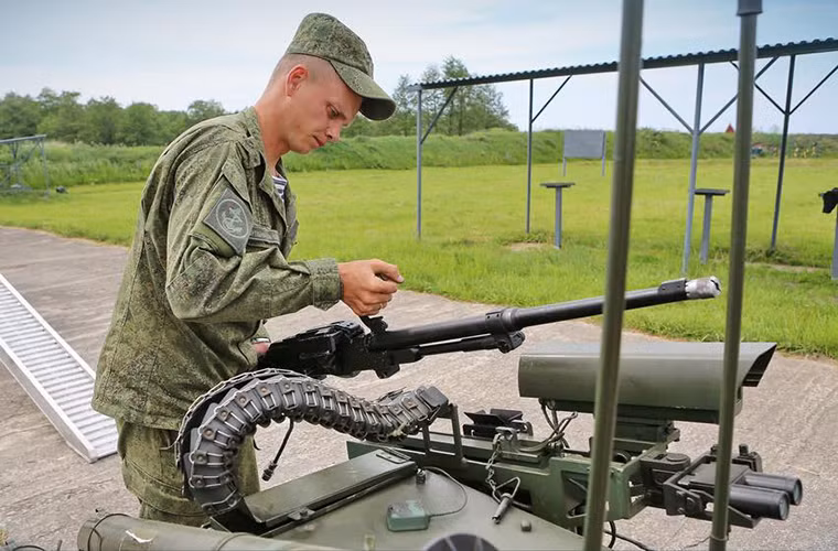 Hệ thống vũ khí chính trên Platform-M vẫn là súng máy tự động 7,62mm với dây tiếp đạn tự động được tích hợp thẳng vào bên trong tổ hợp vũ khí tự động của robot, thiết kế này giúp tăng tối đa số lượng đạn mỗi đơn vị Platform-M có thể mang theo.