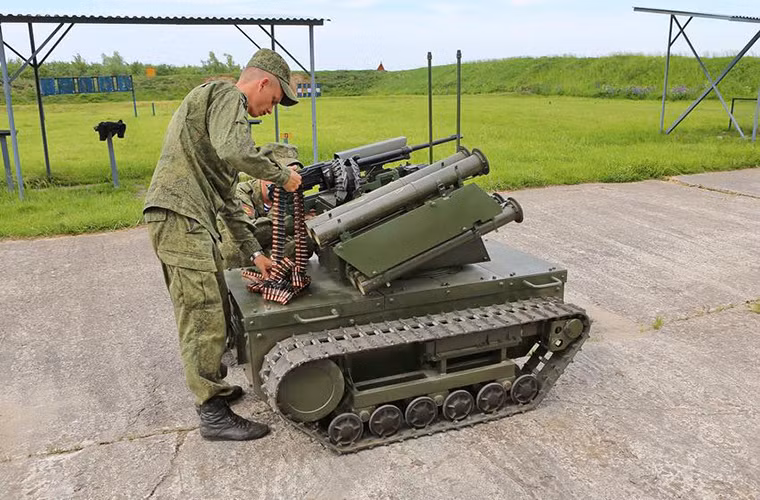 Ngoài súng máy, Platform-M cũng được trang bị sẵn bốn súng phóng lựu chống tăng dùng một lần có thể thay thế được. Toàn bộ hoạt động của tổ hợp vũ khí trên Platform-M được điều khiển thông qua một camera quan sát được đặt ngay cạnh súng máy.