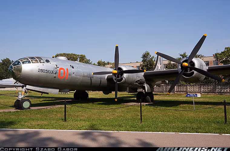 Một chiếc Tu-4 có trọng lượng cất cánh tối đa là 63.6 tấn với sải cánh dài 43m, nó được trang bị 4 động cơ cánh quạt Shvetsov ASh-73TK có công suất 2.400 mã lực. Điều này giúp Tu-4 có thể đạt tới vận tốc 558km/h với phạm vi hoạt động là 5.400km đủ sức vươn tới một số thành phố của Mỹ.