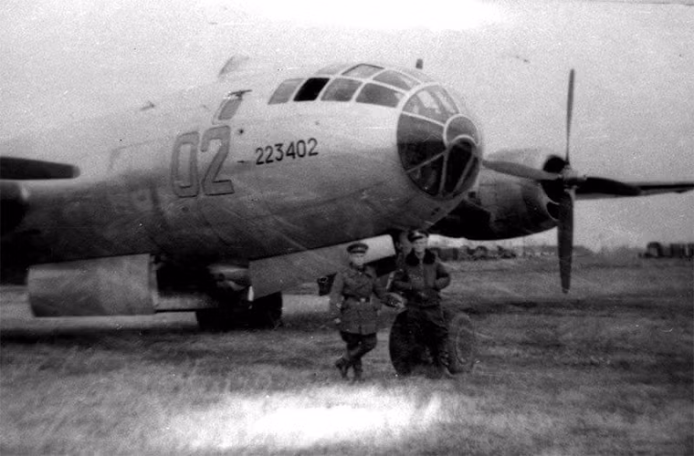Đến tháng 5/1947, chiếc Tu-4 đầu tiên của Liên Xô thực hiện chuyến bay thử nghiệm đầu tiên của mình và không lâu sau đó Tu-4 được đưa vào sản xuất hàng loạt. Đến năm 1949, Liên Xô đưa số lượng lớn máy bay ném bom Tu-4 vào trong biên chế và hành động này đã giúp tăng đáng kể sức mạnh của Không quân Liên Xô lúc đó.