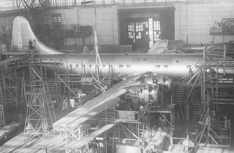 Vấn đề lớn nhất mà Tupolev phải đối mặt lúc đó là hệ thống động cơ dành cho Tu-4 và câu trả lời cho rào cản này là các động cơ Shvetsov ASh-73. Xét về mặt tổng thể ASh-73 có một số chi tiết tương tự như mẫu động cơ Wright R-3350 trên B-29 nhưng hai mẫu động cơ này không giống nhau hoàn toàn.