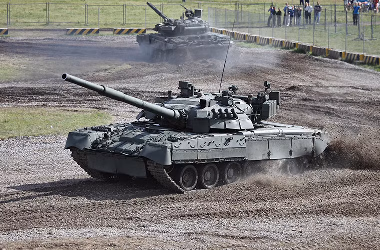 Hệ thống vũ khí trên xe tăng chủ lực T-80 vẫn được giữ nguyên với pháo nòng trơn 125mm 2A46M / 2A46M-5, súng máy đồng trục PKT 7.62mm và súng máy phòng không 12.7 mm. Pháo chính của T-80 cũng có thể phóng tên lửa chống tăng dẫn đường qua nòng như 9M119M Refleks.