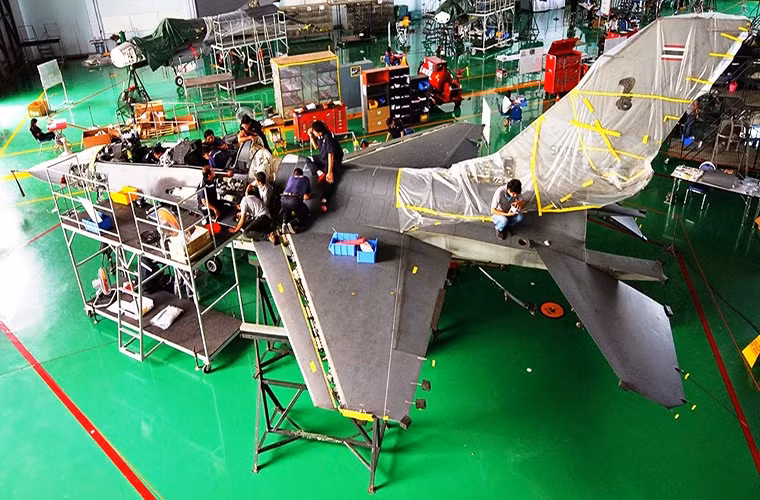 Trong tháng 9/2010, Cơ quan Hợp tác An ninh Quốc phòng Mỹ (DSCA) từng thông báo việc Thái Lan đề nghị DSCA hổ trợ nước này hiện đại hóa và kéo dài tuổi thọ phi đội 18 chiếc F-16A/B Block 15.