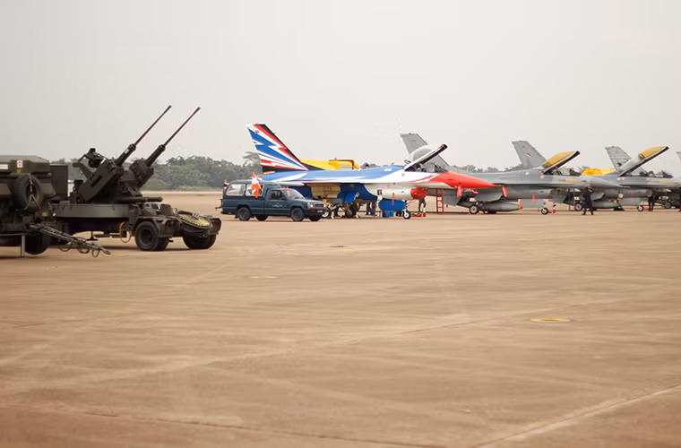 Không quân Hoàng gia Thái Lan đưa vào trang bị những chiếc F-16 đầu tiên từ năm 1995 với số lượng hơn 18 chiếc. Đến 2005, Thái Lan tiếp nhận thêm ba chiếc F-16A-15OCU và bốn chiếc F-16B-15OCU từ Không quân Singapore theo một chương trình hợp tác quân sự chung giữa hai nước.