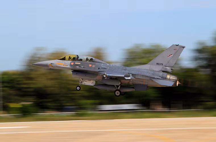 IRIS-T là một trong những dòng tên lửa không đối không hiện đại nhất thế giới hiện nay, nó có trọng lượng khoảng 90kg và được trang bị đầu dẫn hồng ngoại tiên tiến. IRIS-T có khả năng đánh chặn các mục tiêu ở khoảng cách 25km với tốc độ di chuyển có thể đạt Mach 3.