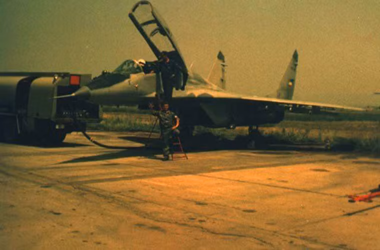 Lớn nhất trong số là căn cứ không quân Željava với chi phí xây dựng và vận hành lên đến 4.5 tỷ USD vào thời điểm đó, đứng vị trí thứ hai là căn cứ không quân Slatina với quy mô nhỏ hơn nhiều so với Željava. Cả hai căn cứ quân sự này đều được xây dựng bên dưới lòng đất hoặc nằm sâu trong lòng núi. Trong ảnh là một chiếc tiêm kích MiG-29 của Không quân Nam Tư tại Slatina