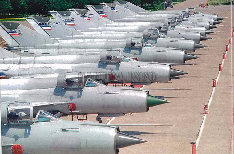 Nhờ được bảo vệ bởi tổ hợp công trình kiên cố như vậy mà trong suốt chiến dịch không kích kéo dài hơn 1 năm của NATO, Trung đoàn không quân số 83 của Nam Tư đóng tại đây không chịu bất kỳ thiệt hại nào với các phi đội MiG-21 được giữ nguyên.