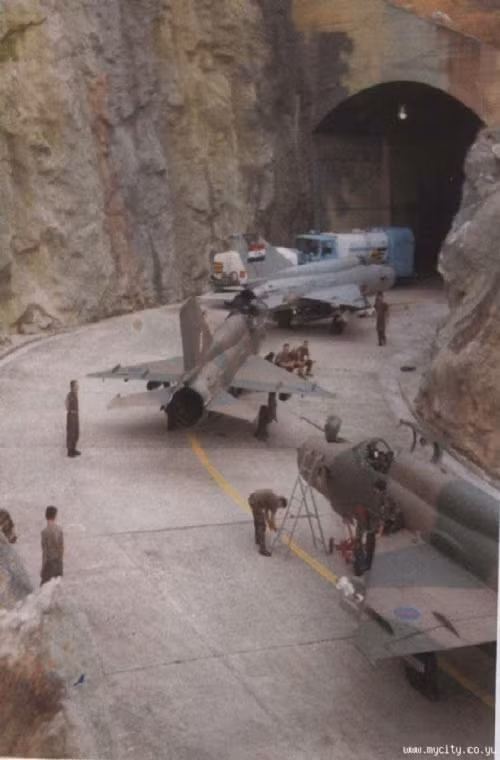 Căn cứ không quân Slatina được Nam Tư hoàn thành vào năm 1965 với sức chứa hơn 5.000 binh sĩ và được trang bị nhu yếu phẩm giúp nó có thể trụ vững khi bị cô lập hơn 45 ngày.