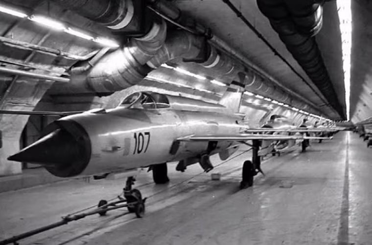 Căn cứ Slatina có hangar chứa máy bay dài 300m nằm sâu trong lòng núi với lối ra được nối trực tiếp với đường băng chính của sân bay Pristina gần đó. Ngoài ra nó còn có các tổ hợp quân sự khác như kho vũ khí, xưởng sửa chữa, các dãy nhà tập thể dành cho binh sĩ. Bên cạnh đó Slatina còn được trang bị hệ thống thang máy ngầm dẫn thẳng ngọn đồi Goles ở phía trên.