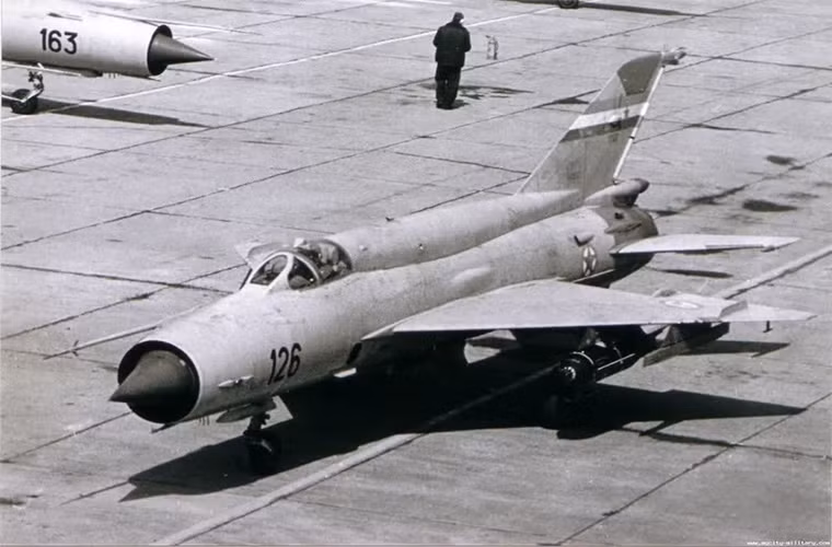 Sau khi Chiến tranh Kosovo kết thúc vào ngày 11/6/1999, căn cứ không quân Slatina được chuyển đổi thành sân bay quốc tế với hệ thống đường băng và nhà ga mới với cái tên khác là sân bay quốc tế Pristina. Tuy nhiên một phần của sân bay mới cũng sử dụng cho mục đích quân sự.