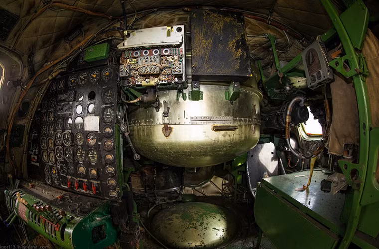 Trang thiết bị điện tử bên trong Tu-4 cũng được Liên Xô nội địa hóa từ hệ thống trang bị của B-29 và từ một số mẫu máy bay khác của Mỹ điển hình như chiếc B-25 vốn được Liên Xô sử dụng trong Chiến tranh Thế giới thứ II.