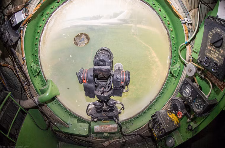 Do có thiết kế tương tự như B-29, phi hành đoàn của Tu-4 cũng tương tự với hai phi công, một chuyên viên ném bom, một kỹ sư hàng không, hoa tiêu, nhân viên liên lạc vô tuyến, một sĩ quan radar và 4 xạ thủ pháo 23mm.