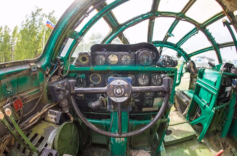 Vị trí phi công chính trên chiếc máy bay bém bom Tu-4 cuối cùng của Nga. Tình trạng hiện tại của nó đã xuống cấp khá trầm trọng sau hơn nữa thế kỷ hoạt động.